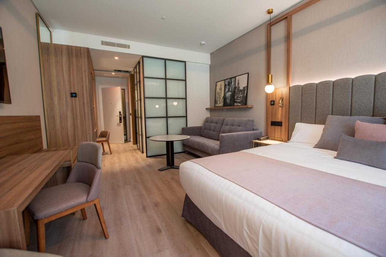 Suite Junior con cama supletoria y parking
